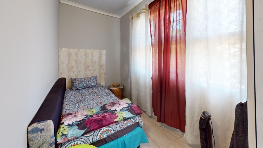 7 Bedroom Property for Sale in Sunbird Park Western Cape